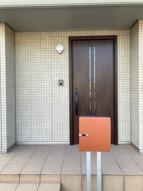 玄関外 写真撮影日:10/5/25, 12:00 AM