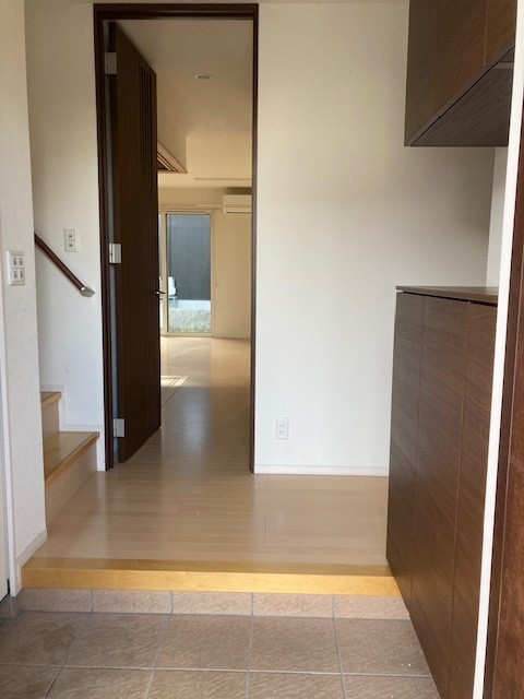 玄関内 写真撮影日:10/5/25, 12:00 AM