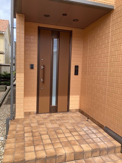 玄関外 写真撮影日:10/5/25, 12:00 AM