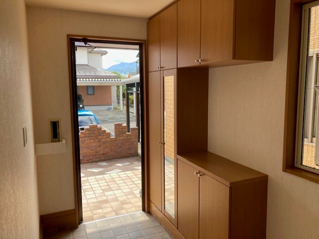 玄関内から外 写真撮影日:10/5/25, 12:00 AM