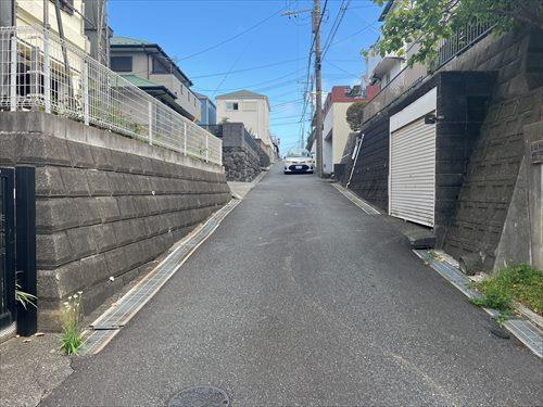 現地前面道路(2025年9月撮影)