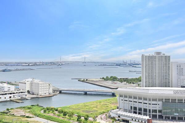 晴れた日には横浜ベイブリッジを望むオーシャンビュー。開放感ある眺望をお楽しみいただけます。