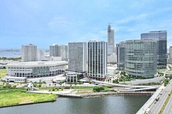 ターミナル駅「横浜」駅徒歩5分、ペデストリアンデッキで駅直結。お出かけにも買物にも便利な立地です。