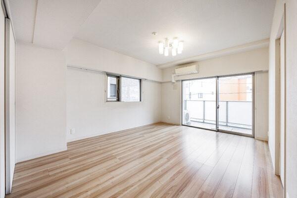南向きの角住戸。LDは約11.5帖の広さがあり、南・東側の2面採光につき、陽当り・風通し良好です。