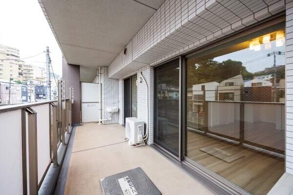 ゆったりとした広さの南向きバルコニー。掃除などに便利なスロップシンク付きです。