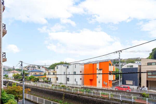 南向きにつき、陽当り良好。地上7階建の2階部分。バルコニー側は川沿いのため、圧迫感なく暮らせます。