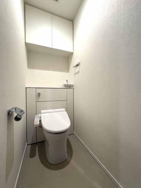 掃除しやすいシンプルな仕様のトイレです。快適に利用できる温水洗浄便座付き。