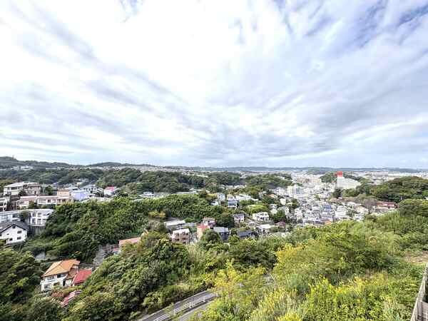 地上4階部分、眺望良好な住まい。前面には建物がなく、西方に緑豊かな山々を望みます(天候による)。