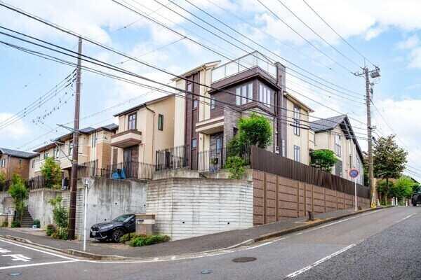開放的な角地に佇む、木造2階建戸建です。第一種低層住居専用地域内につき、落ち着きのある住環境です。
