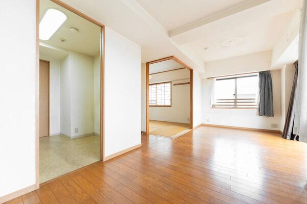 生活感がでやすいキッチンは独立型で中が見えにくい仕様。ゆったりと寛げるリビング空間が実現します。