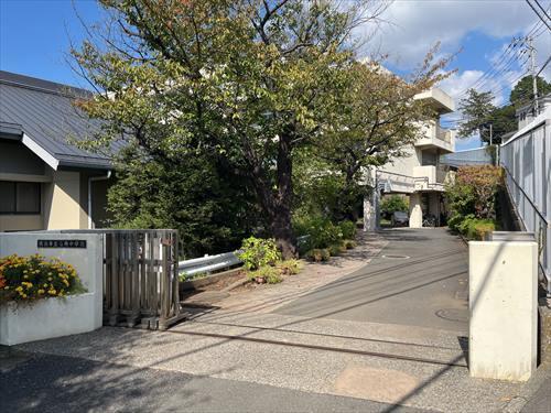 「横浜市立篠原中学校」まで徒歩18分