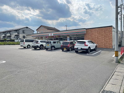 セブンイレブン河内下岡本店