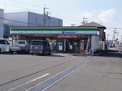 ファミリーマート岩橋店