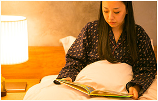 眠れない夜は、心やすらぐ絵本もおすすめ