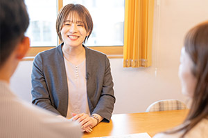 来場されたお客さまと打ち合わせ