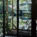 リビングのガラステーブルに庭の木々や青空が映り込んで、うるわしい光景に サムネイル