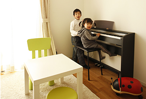 兄妹なので最初から部屋は別々に設置。大き目の収納を設けてお片づけを習慣づけているそうです。
