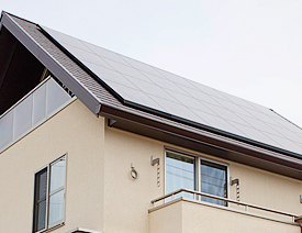 光熱費の削減に大いに貢献している、南面に搭載した4.48kWの太陽光発電システム。