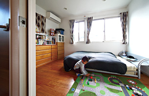たっぷりの採光が気持ちいい２階子ども部屋。お子さまが成長したら２つの部屋に分割できるように、２つの扉とクローゼットを設置しています