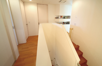 ゆったりとした雰囲気を醸し出す2階ホール。2階は主寝室や子ども部屋などを配したプライベートスペースになっています