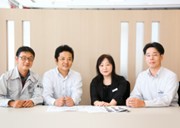 京都支店　住宅営業所　左から大村一臣（工事担当）、松尾昌宗（営業担当）、平塚章子（インテリア担当）、三原和夫（設計担当）