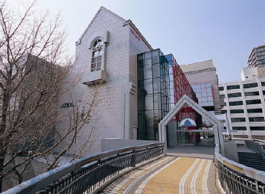 「横浜人形の家前」バス停へ