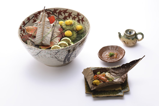 福田家の秋のひと品。桜と紅葉を一つの器に描いた雲錦鉢に、野趣のある朴葉焼きを合わせる。雲錦模様は魯山人が好んだ尾形乾山、仁阿弥道八に多く、魯山人作品にも幾つかのタイプがあり、他の料亭も所有する。