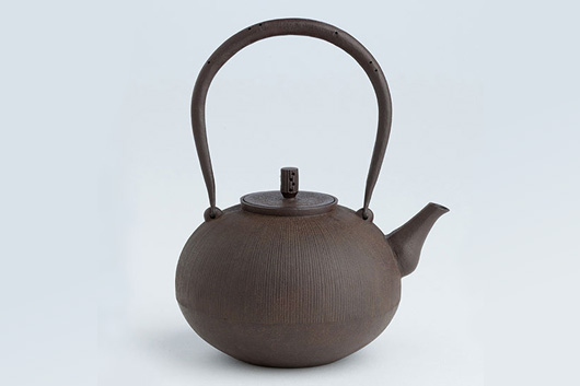 櫛目丸型鉄瓶。第15回全国伝統的工芸品展内閣総理大臣賞受賞（1991年）