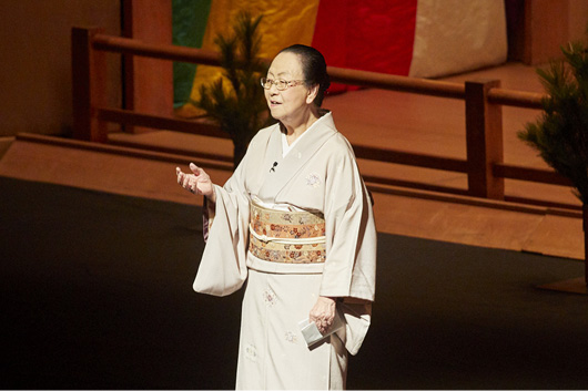 能楽公演で、演目の解説をする馬場あき子氏。はじめて能を見る人も歯切れのいい語り口に引き付けられる。