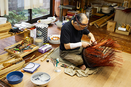 前編で紹介した作品工程の続き。この作品は二重構造で、内側を黒いひごで編み上げた後、外側を赤く染めたひごで編む。