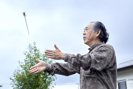 羽根の角度を工夫した藤沼氏特製の竹トンボ。軽く空中に舞い上がり、距離も長く飛ぶ。