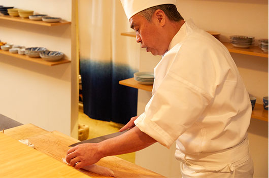 カウンターで使う俎板は、修業に出るとき父が「店を継ぐとき俎板に」と切った檜である。檜を俎板にするには約十年の乾燥が必要なのだ。