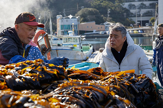 徳島県の春の名物、鳴門わかめの生産者を訪ねる。鳴門は三陸に次ぐわかめの産地で、二月中旬から四月十日までに収穫を行う。（撮影協力 鳴門町漁協）