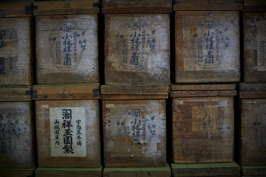 蔵に残る昭和の缶びつ。表は杉板、内側にブリキを張った缶びつは防湿性や防虫性にすぐれ、空調や冷蔵設備のない時代は茶の保存や発送に欠かせないものだった。