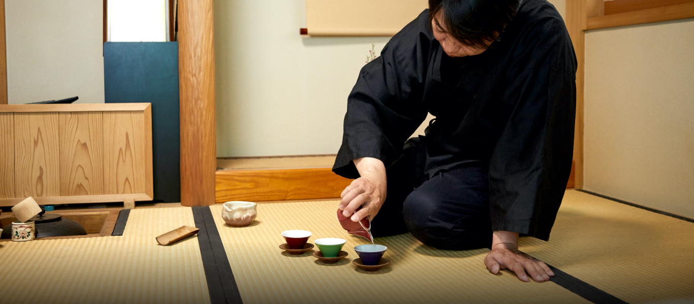 玉露の茶葉は、40～50℃にさました湯をひたひたになるよう注ぎ、1分ほどおいて注ぐ。