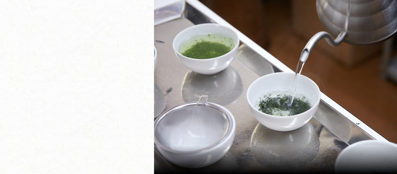 仕入れた煎茶を自社でチェックする。入札のときと同じように、「試験茶碗」と呼ばれる器を並べて熱湯で淹れる。