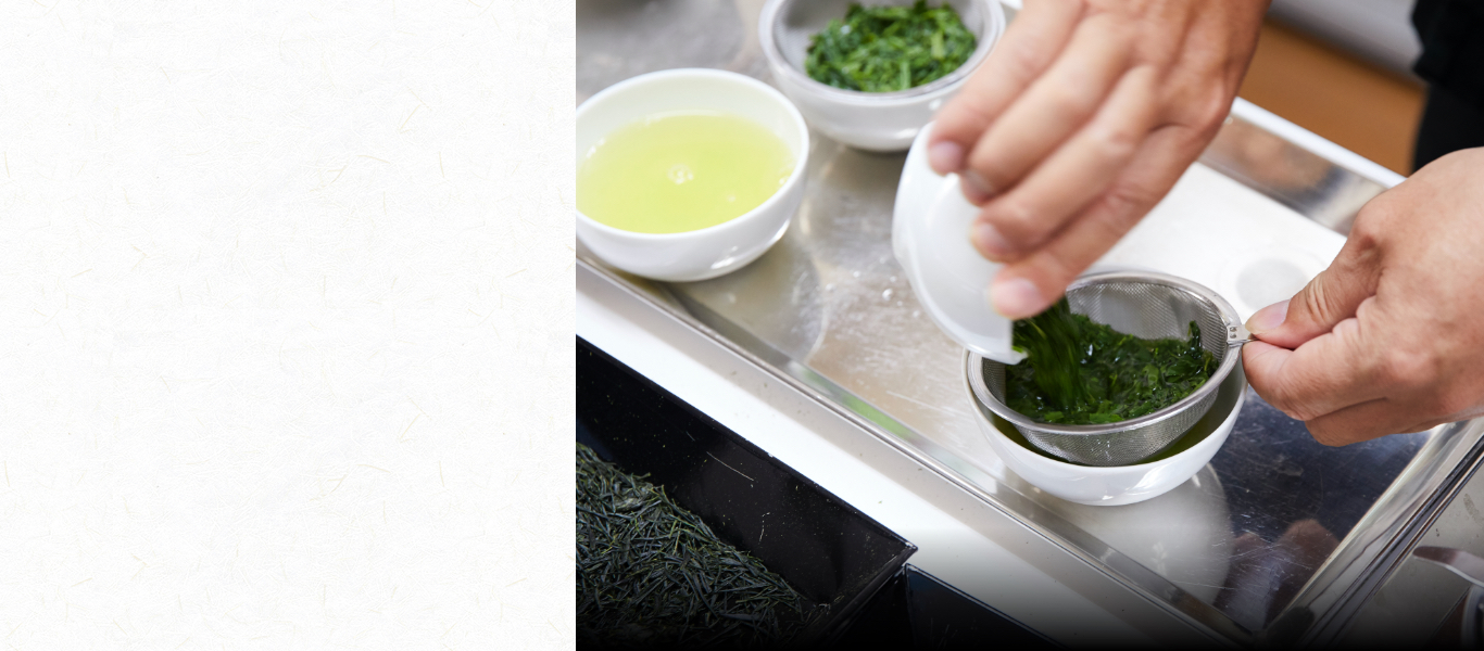 茶を淹れたときの色（水色）は鑑定の重要ポイント。茶を入れた後の茶葉の色合いが揃っているかもチェックしている。