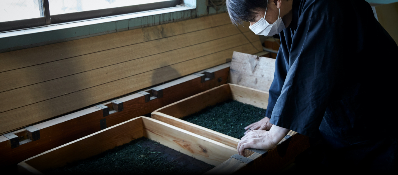 荒茶をふるいにかけ茶葉を調える。手で軽く押さえると、ふるいの目で茶葉が裁断される。取り除かれた茎は「かりがね」、小さな芽は「芽茶」などの材料に。