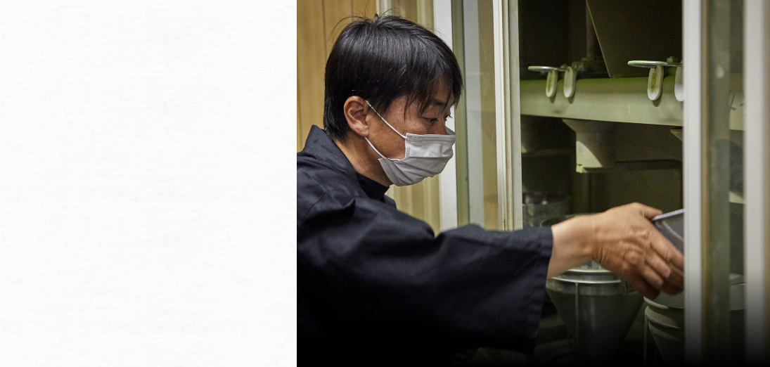 碾茶を石臼で挽く。40ｇの抹茶を挽くのに1時間くらいかかるが、石臼の自然な摩擦熱によって香味が際立ち、粒子の角が取れ、なめらかな口当たりになる。