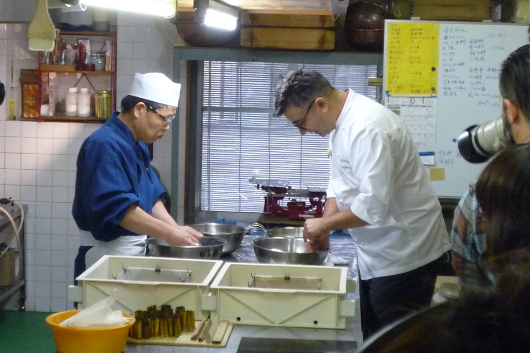近年フランスのパティシエは日本の食材に関心が高い。水上氏と交流の深い、
    ヴァローナ社のフレデリック・ボウ氏（写真）やパリの青木貞治氏（サダハル・アオキ）は、和菓子からヒントを得るために一幸庵を訪れる。（画像提供:一幸庵）