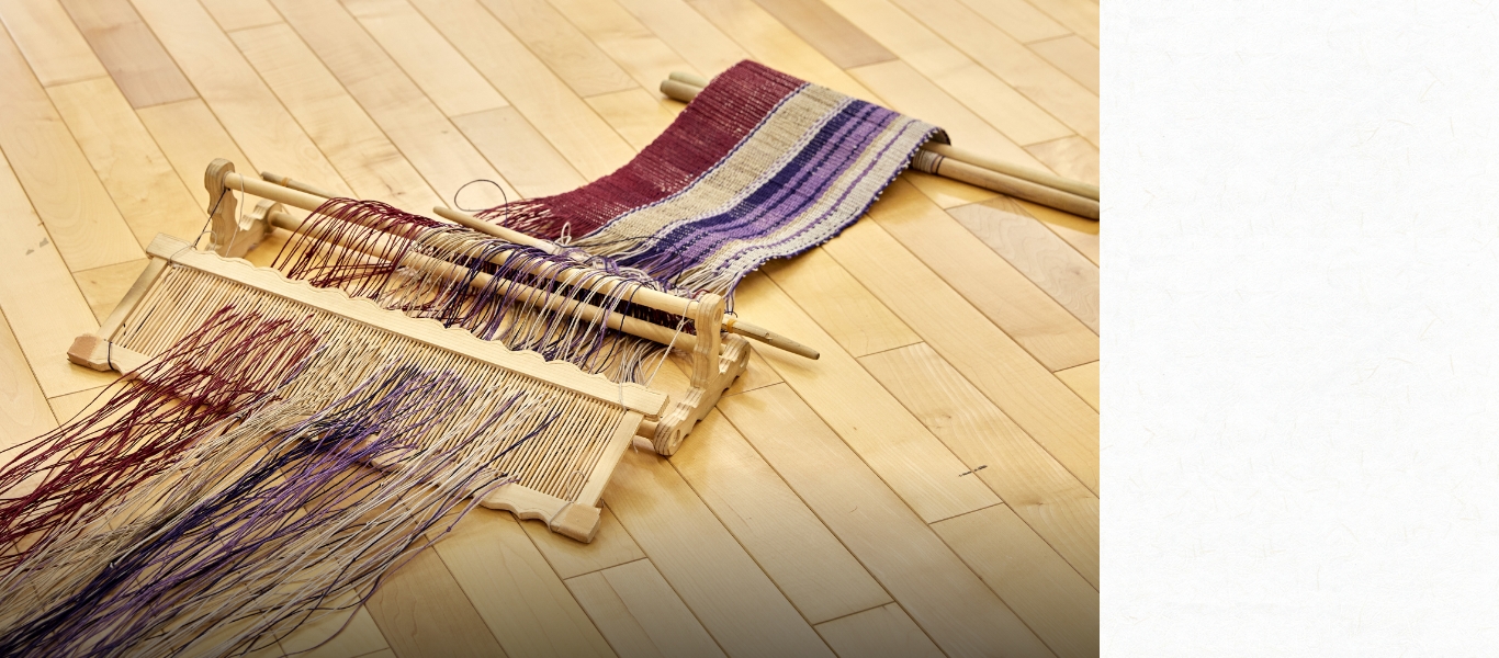 「平取町アイヌ工芸伝承館『ウレシパ』」でのアットゥシ制作の様子。
          オヒョウなどの樹皮を原材料とするアットゥシは、江戸時代から本土との交易で珍重された。