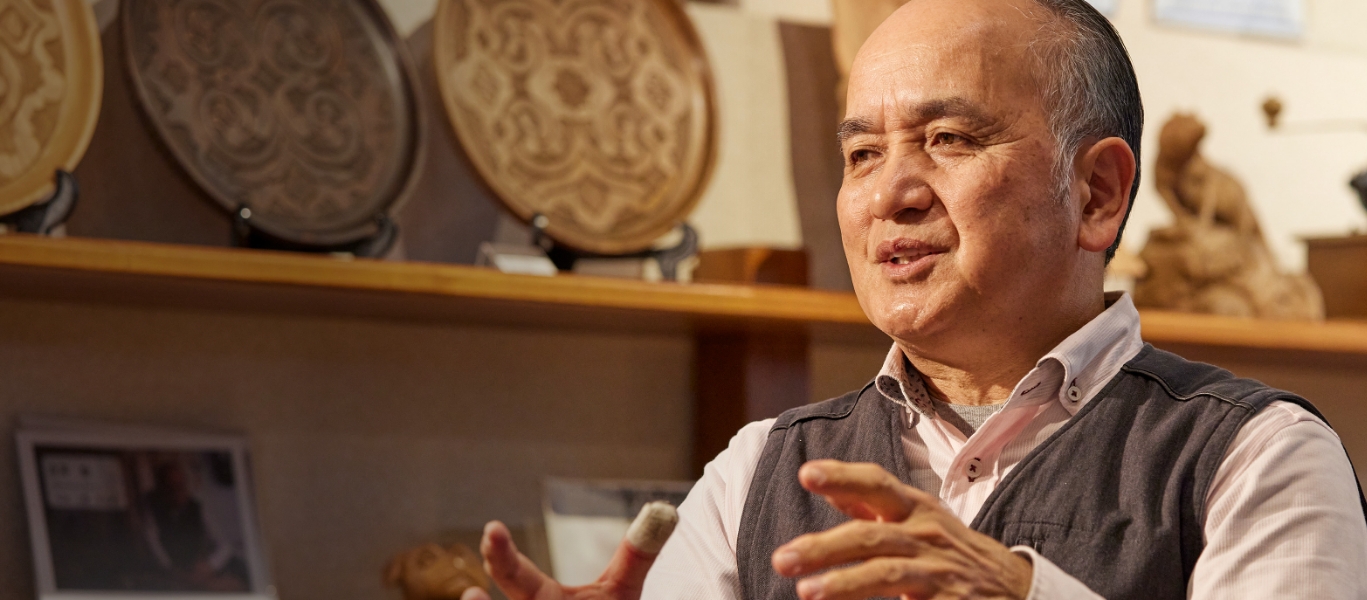 アイヌと日本人という二つの属性を持ち、伝統と現代に向き合う貝澤徹氏の作品は、「アイデンティティ」をきっかけにメッセージ性を強く打ち出すようになった。アイヌ文化と現代性の両立を模索する作品は持続可能性を求める時代性によりアートとしての価値をさらに高めている。（Part2へ続く）