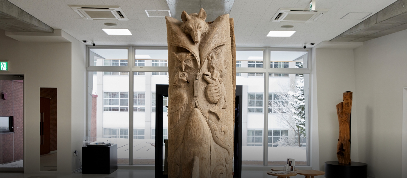 「タネサスイシリ（昔から今にいたるまで）」2021年　札幌大学所蔵
              アイヌ文化教育研究の拠点のための大作。アイヌの世界観に根差し、表面にはアイヌのカムイ（神）でも位の高い、オオカミ、クマ、シマフクロウ、シャチが躍動する。