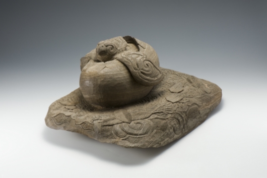 「ケウトゥムカンナスイ（精神再び）」2017年 大英博物館所蔵
                  孵化したばかりのシマフクロウの姿に、アイヌ文化を継承しようとする次世代への思いをこめた。