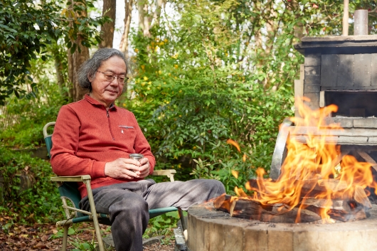 夏以外は毎朝仕事を始める前に焚火をしながらコーヒーを味わう。前編に掲載の作品「蒟醤丸箱　炎」にも焚火のイメージが反映されている。