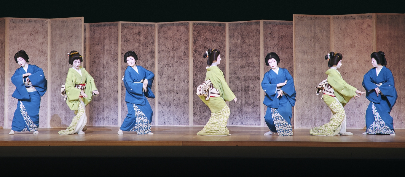 花街の芸妓による日本舞踊の公演では、華やかな群舞が見もののひとつ。写真は、東京・新橋演舞場で行われる「東をどり」。
              1925（大正14）年に始まる東をどりは、ふだんは「一見さんお断り」の花街の文化にふれる貴重な機会となっている。写真提供：東京新橋組合