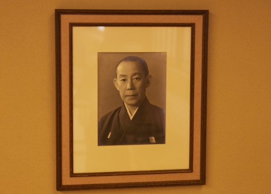 尾上墨雪氏の父、初代尾上菊之丞。尾上流は大正・昭和期に活躍した名優、六代目尾上菊五郎が初代家元として設立し、1948（昭和23）年、菊五郎の弟子、初代尾上菊之丞が二代目家元を継承した。