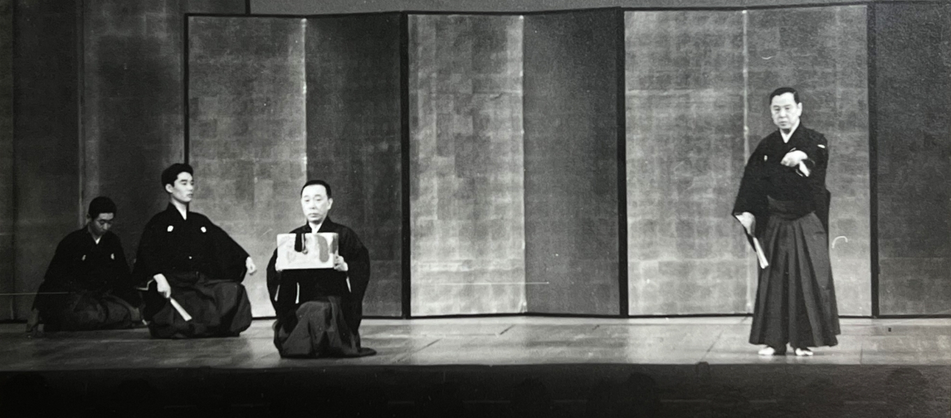 1965（昭和40）年2月、新橋演舞場で行われた襲名披露会より、「四季三葉草」。
              左から二人目が尾上墨雪氏。右端は六世藤間勘十郎（勘祖）氏、右から二人目は二世西川鯉三郎氏。二人は尾上流の初代家元、六代目尾上菊五郎と関わりが深い。写真提供：尾上流事務所