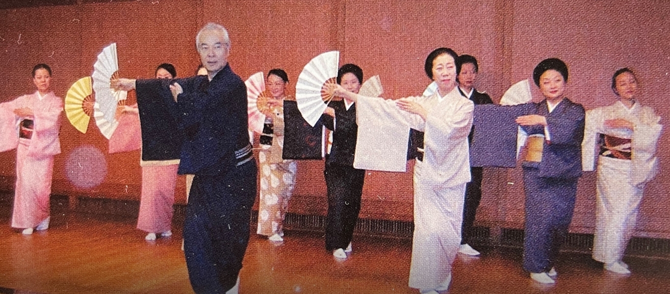 「東をどり」での指導の様子。花街の舞踊公演では、東をどりの他に、京都・先斗町「鴨川をどり」、神戸花街「花隈をどり」を担当。
              現在は四代目家元を継承した三代尾上菊之丞が引き継ぐ。写真提供：東京新橋組合