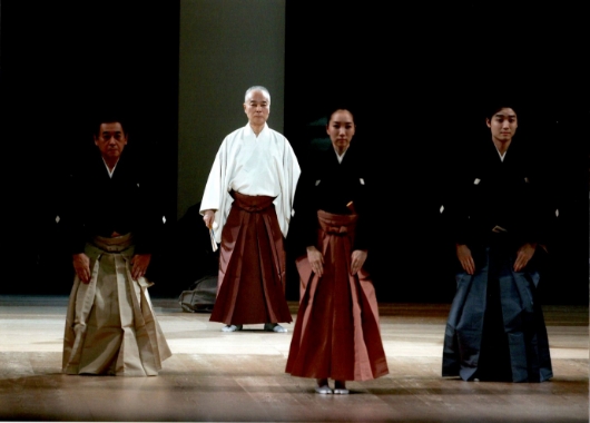 2007（平成19）年9月国立劇場大劇場で行われた「第30回記念冬夏会 道成寺昔語、清盛」より。創作では照明や音楽にも新しい工夫を試みてきた。写真提供：尾上流事務所